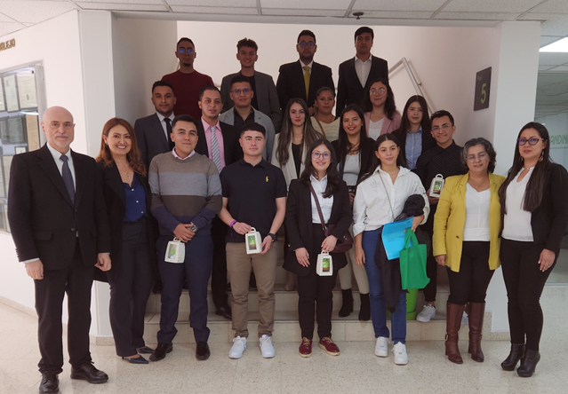 Foto de familia AREANDINA y UNIVERSITAS XXI alumbran un programa para formar profesionalmente a jóvenes talentos