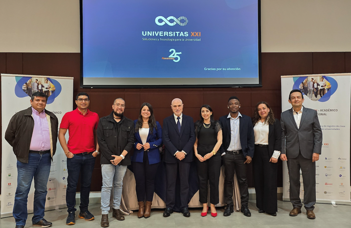 Los representantes de las universidades con el equipo de UNIVERSITAS XXI